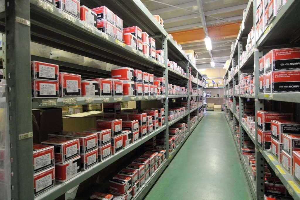 6,000品種を保有する自社倉庫
